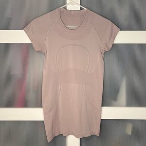 Women’s Lululemon pastel purple size 6 Swiftly Tech short sleeve shirt